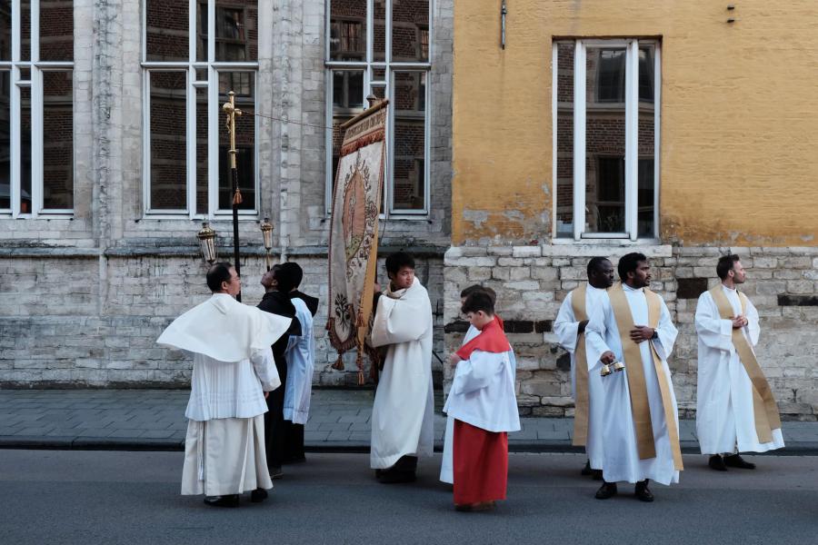 Een ingetogen en kleurrijke stoet door de Leuvense straten © Pastorale zone Leuven aan de Dijle