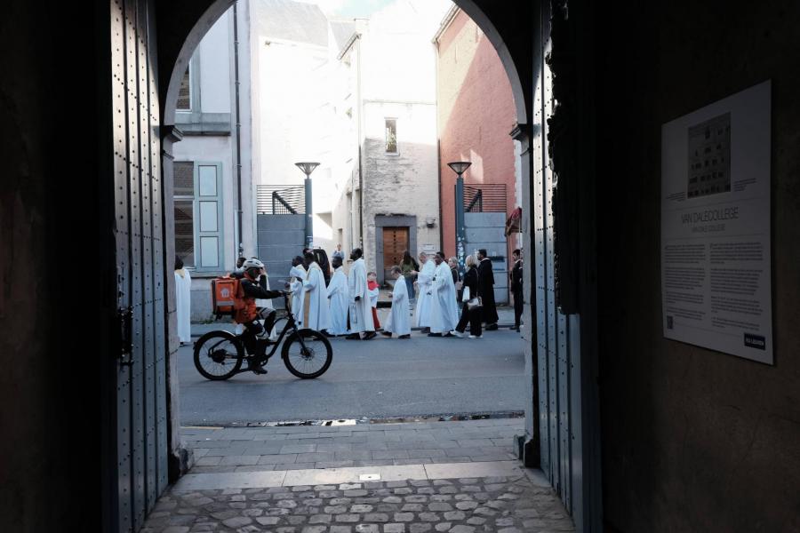 Een ingetogen en kleurrijke stoet door de Leuvense straten © Pastorale zone Leuven aan de Dijle