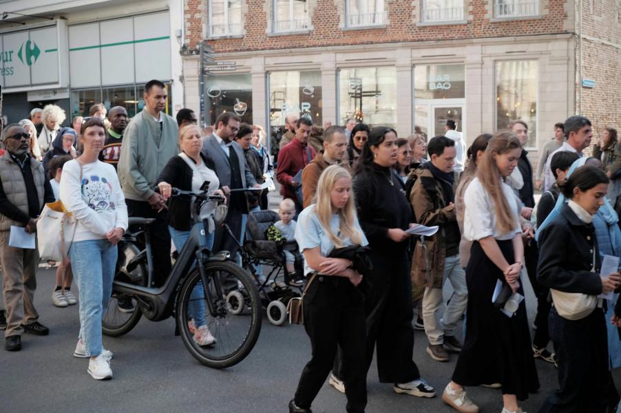 Een ingetogen en kleurrijke stoet door de Leuvense straten © Pastorale zone Leuven aan de Dijle