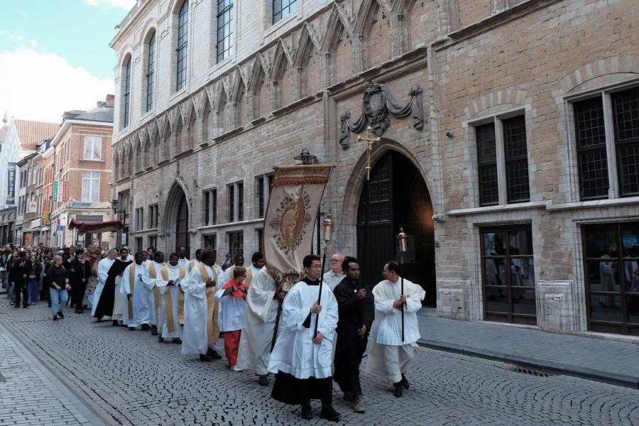 Een ingetogen en kleurrijke stoet door de Leuvense straten © Pastorale zone Leuven aan de Dijle