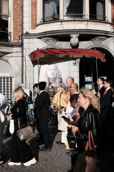De processie trekt onder het baldakijn door de Naamsestraat © Pastorale zone Leuven aan de Dijle