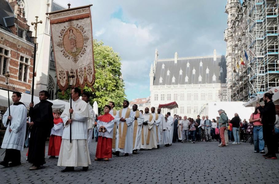 Biddende stilte en gezangen trekken onder de processiehemel door de Naamsestraat © Pastorale zone Leuven aan de Dijle
