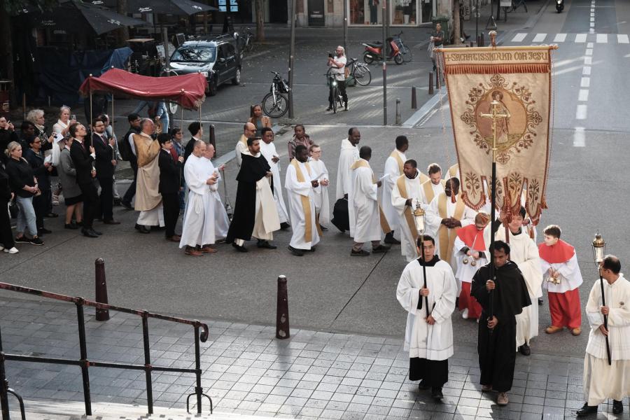 De processie bereikt haar eindbestemming bij de monumentale Sint-Pieterskerk © Pastorale zone Leuven aan de Dijle