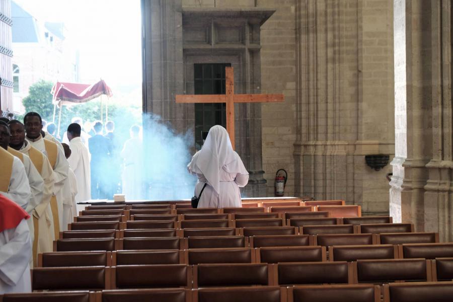 De processie trekt de Sint-Pieterskerk binnen voor het slotakkoord © Pastorale zone Leuven aan de Dijle