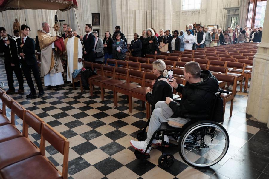 De processie trekt de Sint-Pieterskerk binnen voor het slotakkoord © Pastorale zone Leuven aan de Dijle