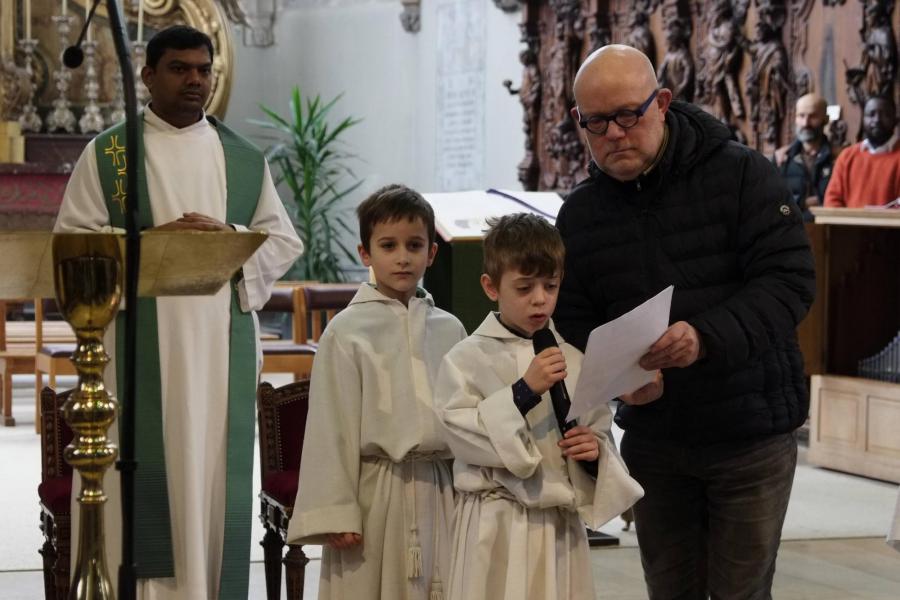 Speciaal aandacht voor de kinderen tijdens de zondagsviering in Sint Kwinten © Pastorale zone Leuven aan de Dijle