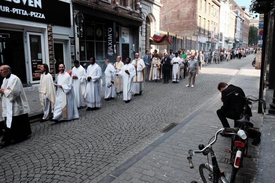 Sacramentsprocessie vanuit de St-Kwintenkerk naar de St-Pieterskerk © Pastorale zone Leuven aan de Dijle