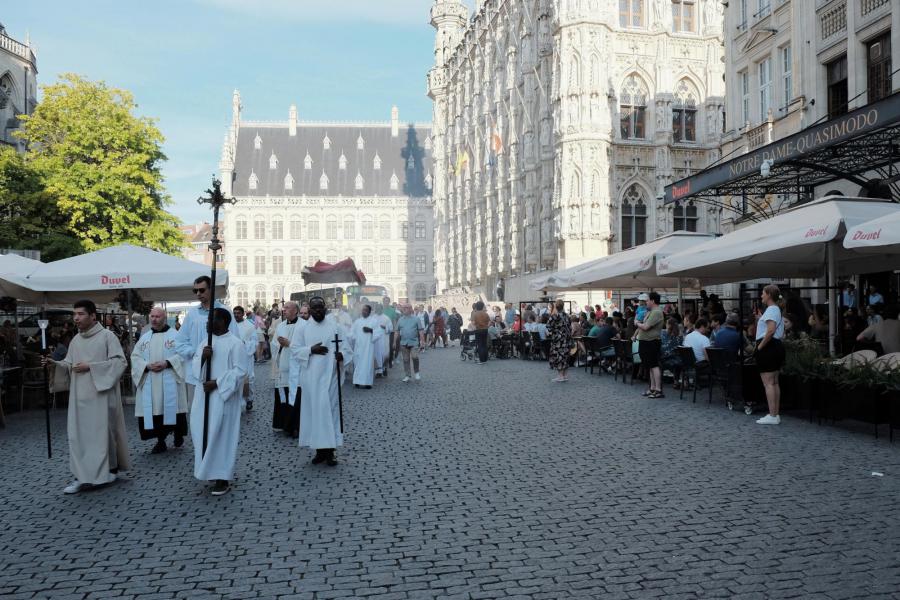 Sacramentsprocessie vanuit de St-Kwintenkerk naar de St-Pieterskerk © Pastorale zone Leuven aan de Dijle