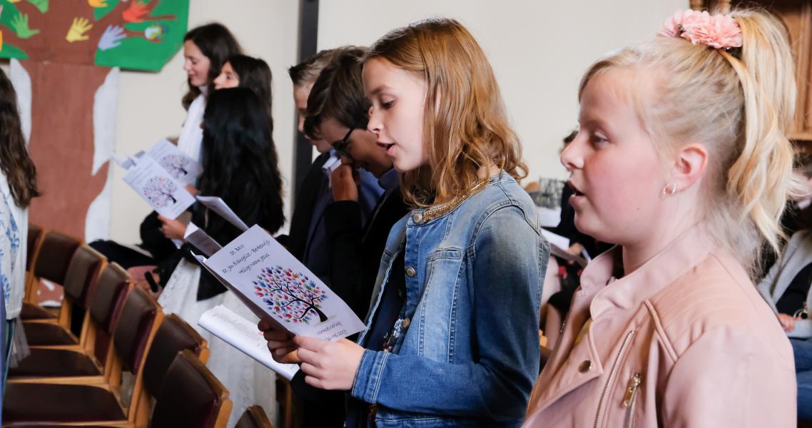 Een en al concentratie bij de vormelingen © Dirk Van Bouwel