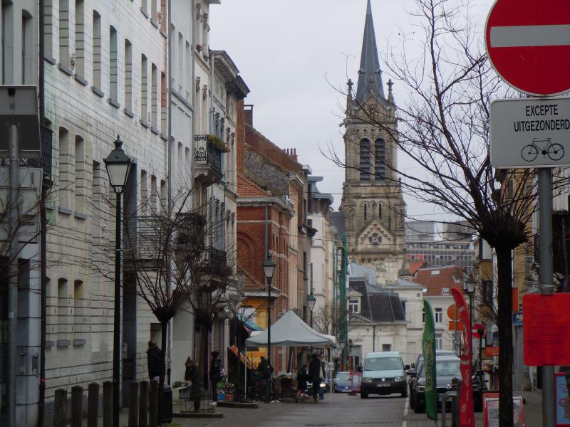 De Pianofabriek ligt vlak achter de kerk van Sint-Gillis