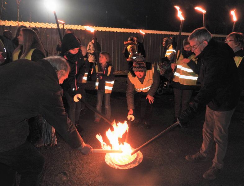 Ontsteken van de fakkels aan het vredeslicht © Hugo Hollé