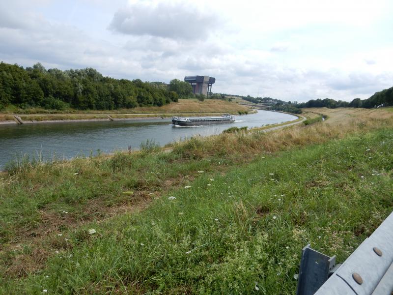 Schip op kanaal voor nieuwe lift 