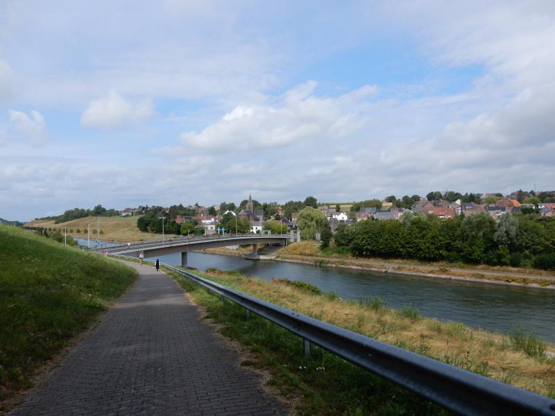 Dorpskern over nieuwe kanaal 