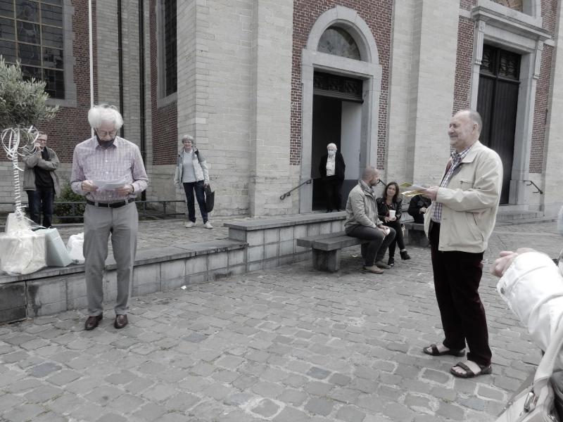 Luc dankt priester Jan namens de hele kerkgemeenschap 