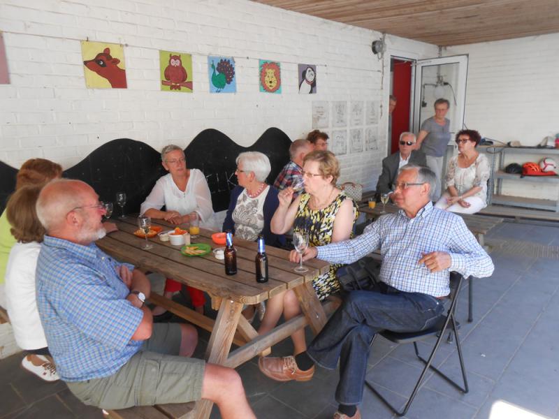 Gezellig samenzijn na de viering met een hapje en een drankje. 
