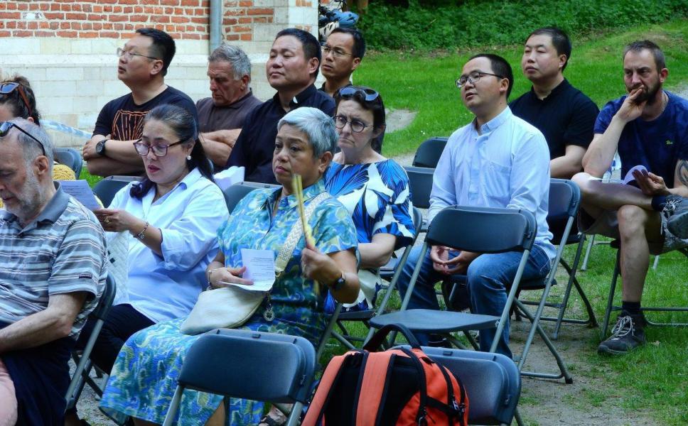 Aandachtig volgen de Chinese priesters de 1 mei-viering © PZ Oase Oud-Heverlee