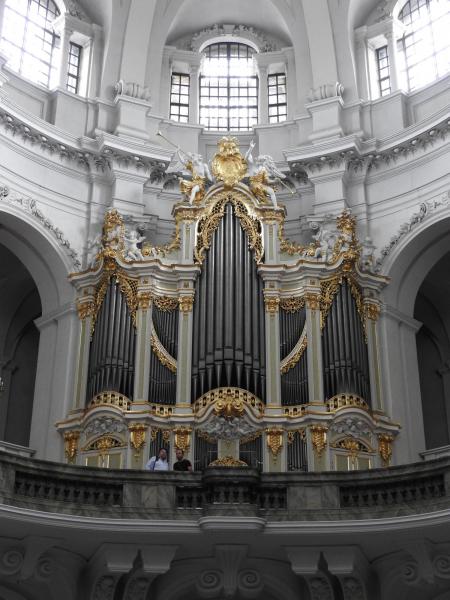 Jan bij het Silbermannorgel in de Hofkirche in Dresden 