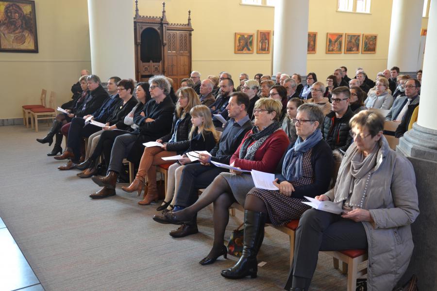 Een volle kerk viert mee © Karen Devroe