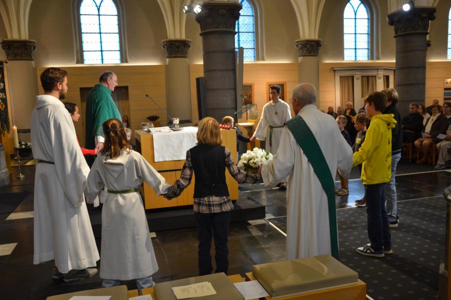 Samen rond het altaar © Karen Devroe