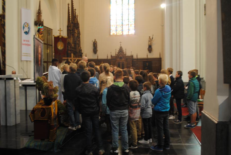 De vormelingen luisteren naar de preek over broeder Isidoor.