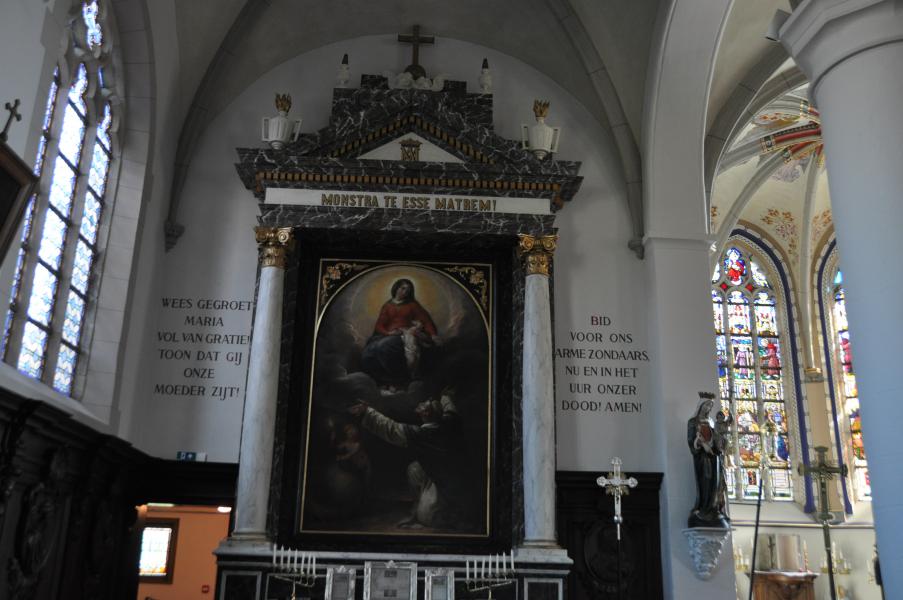 Het Maria-altaar aan de  zijkant  links  in de  kerk.