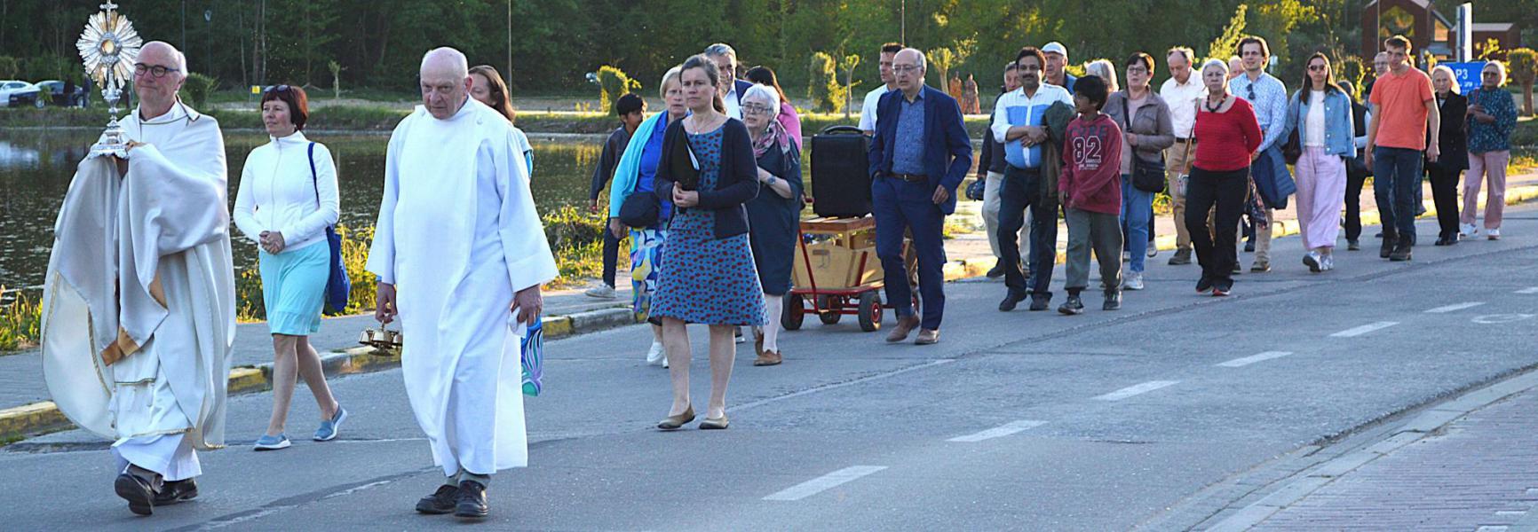 OLVr van Steenbergen, eucharistie en processie © past. zone oase