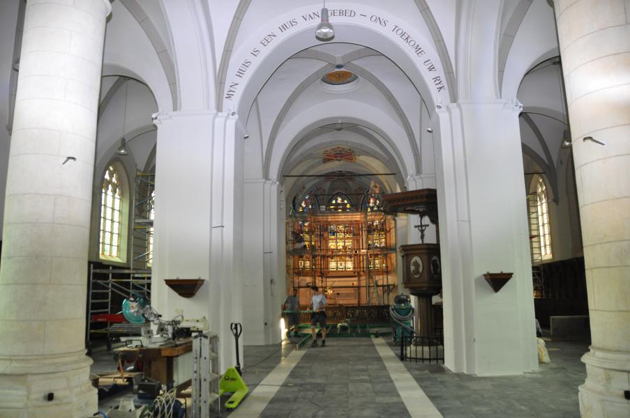 Midden beukvan de  kerk. Achteraan het hoogkoor  in de  steigers.