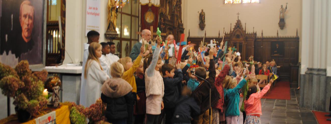 De eerste communicanten brengen hun zelfgemaakte kruisje mee naar de instapviering. © Kerk Stekene en Sint-Gillis-Waas