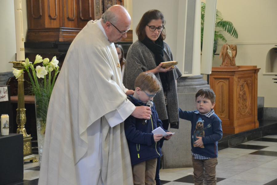 Jong en oud helpt mee bij de offerstoet © Karen Devroe