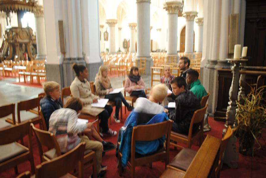 Catechist Wim is hier in gesprek met zijn groep vormelingen.