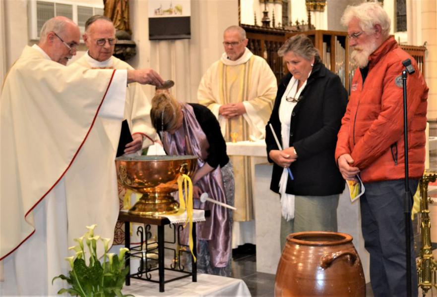 Doop Priscilla Dierick-10- Past.mod. E.H. Marc Van Steen doopte Priscilla tijdens de paaswake in de Sint-Egidiuskerk 