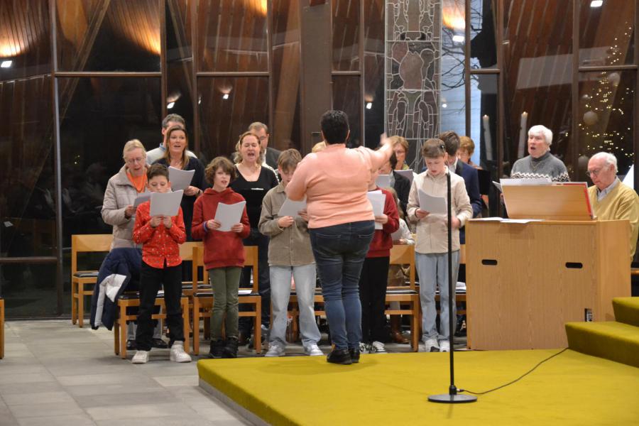 meezingen in het koor,... © Karen Devroe