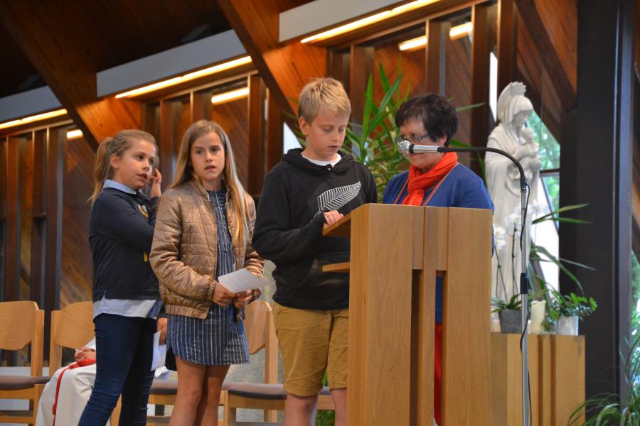 Vormelingen lezen voor in de dankviering © Hans van Hove