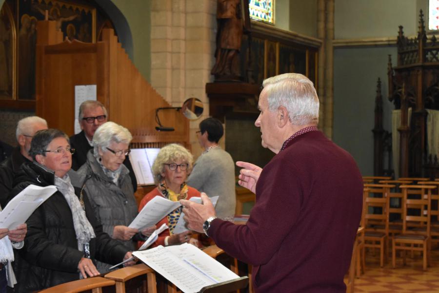 Koor, organist en dirigent zetten hun beste beentje voor. © Gerard Bloemen