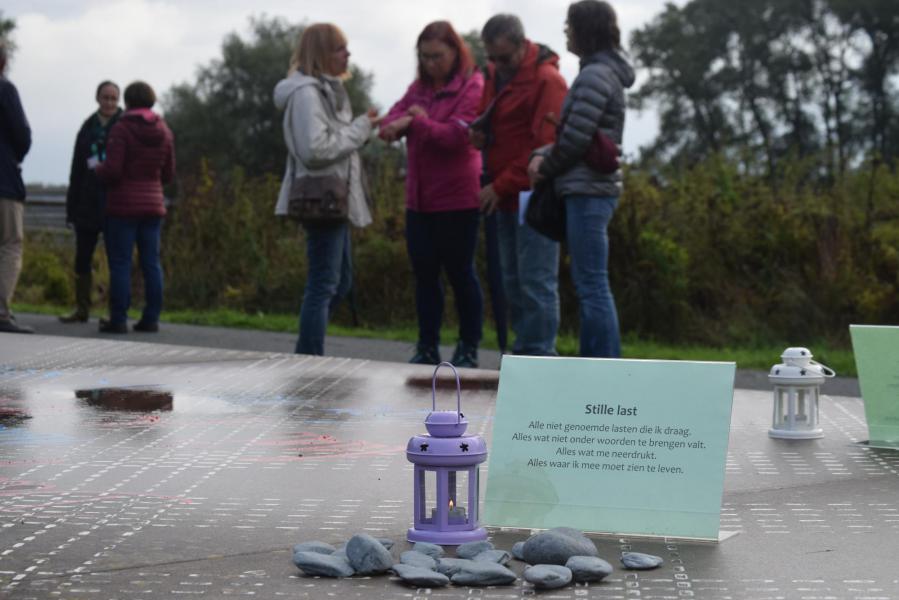 Steentje meedragen als stille last 