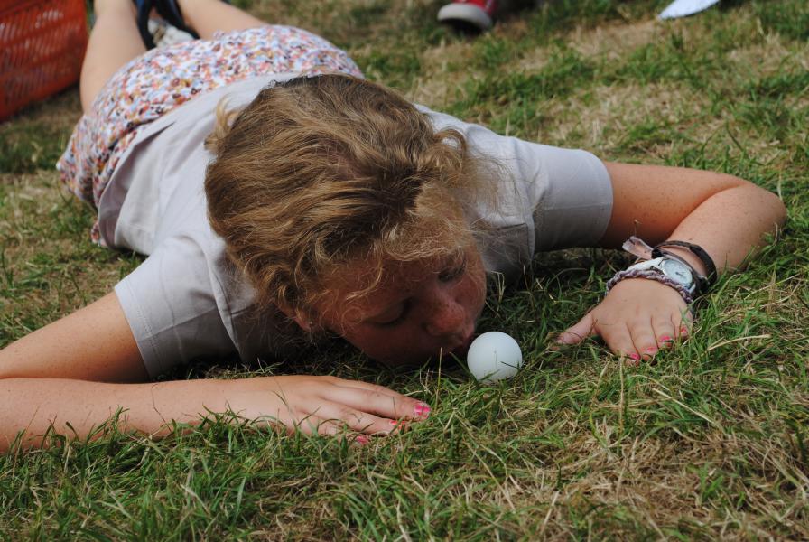 Waarom staat dat gras nu zo hoog? Mijn balletje kan niet vooruit... 