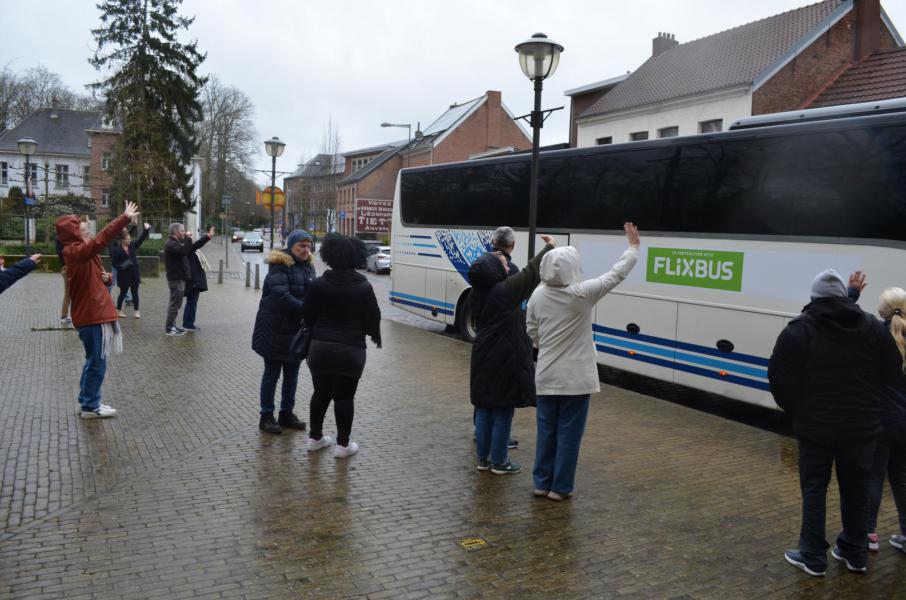 We vertrekken, uitgewuifd door ouders en familie 