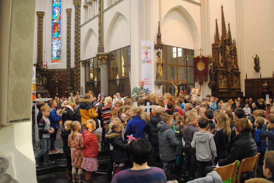 De eerste communicantjes laten hun kruisje zegenen. © Kerk Stekene en Sint-Gillis-Waas