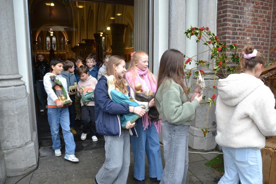 De buitenkerststal vullen - 2025 © Hans van Hove