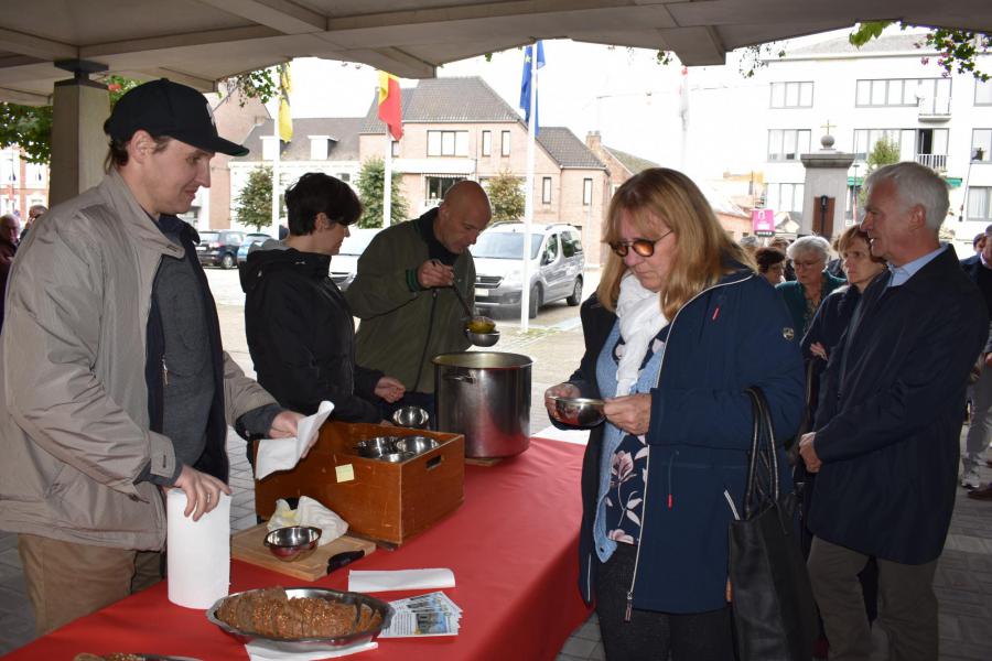 Een tas soep "onder het gemeentehuis" voor de synode-uitleg. © Gerard Bloemen