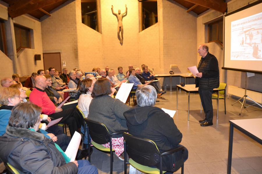 Priester Filip opent de avond met een gebedsmoment © Karen Devroe