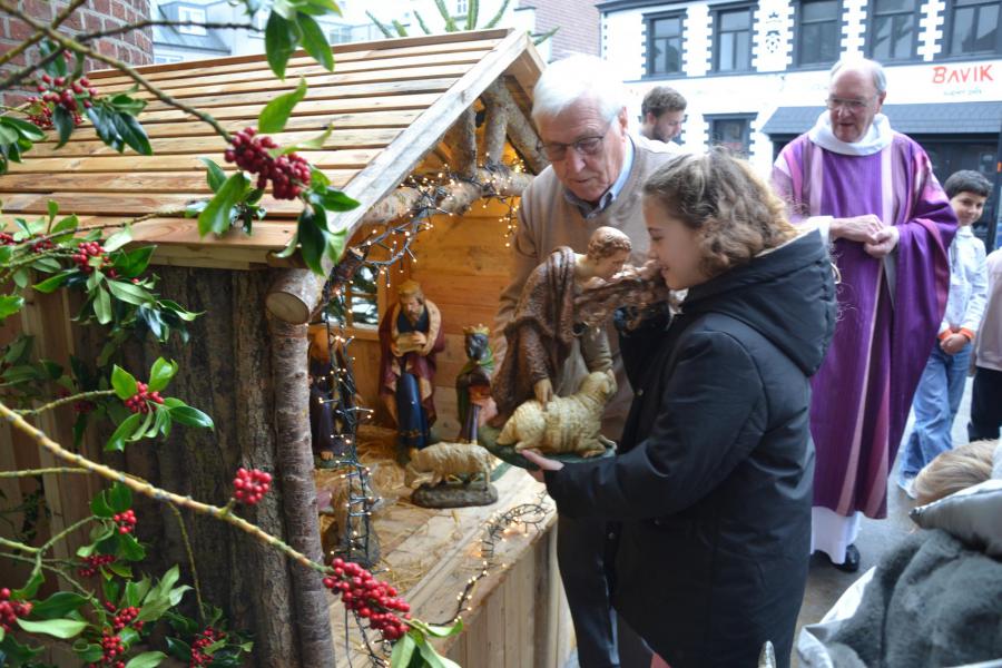 De buitenkerststal vullen - 2025 © Hans van Hove