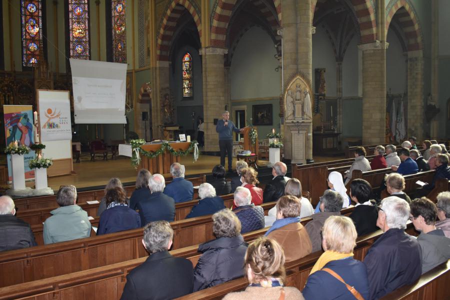 Vergadering in de kerk. © Gerard Bloemen