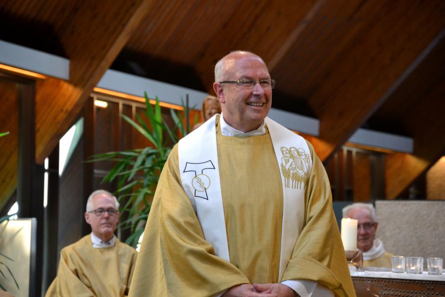 Een gepersonaliseerde stola als afscheidsgeschenk van de parochianen voor priester Luc Callewaert © Hans van Hove