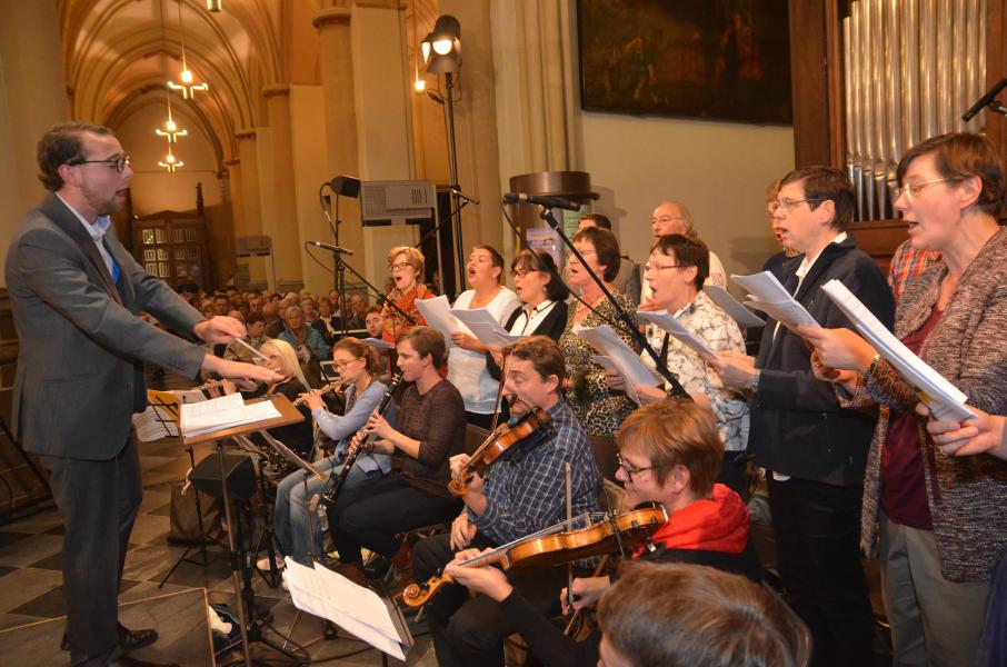 Een koor met live instrumenten luisterde de viering op. © Persdienst bisdom Hasselt