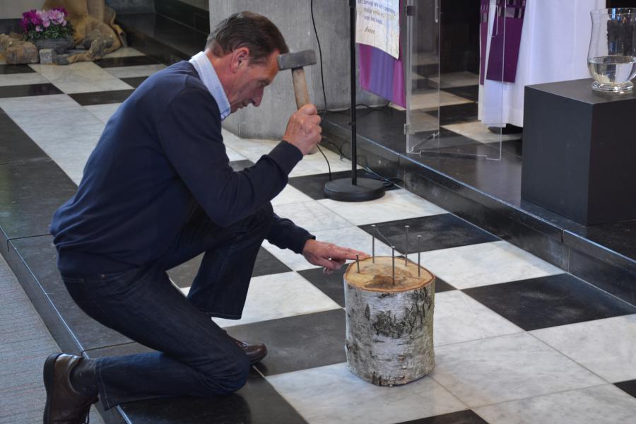 De nagels worden geklopt © Hans van Hove