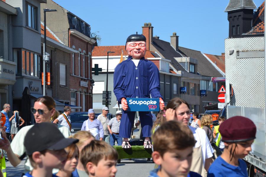 Op stap doorheen het centrum, samen met vele kinderen © Karen Devroe