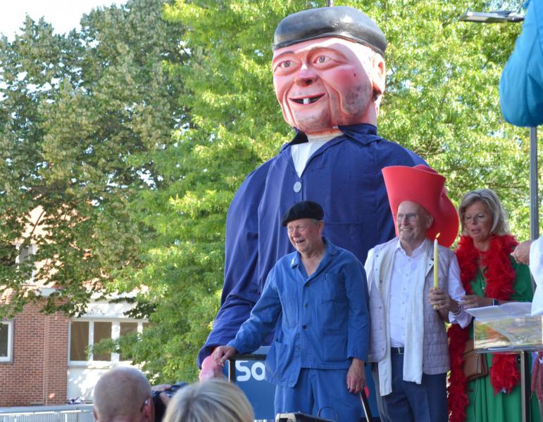 Trotse peter en meter houden de doopkaars vast © Karen Devroe