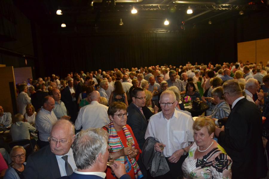 Samen nagenieten van een lekker glaasje wijn en fijne hapjes in een overvolle Kubox © Hans van Hove