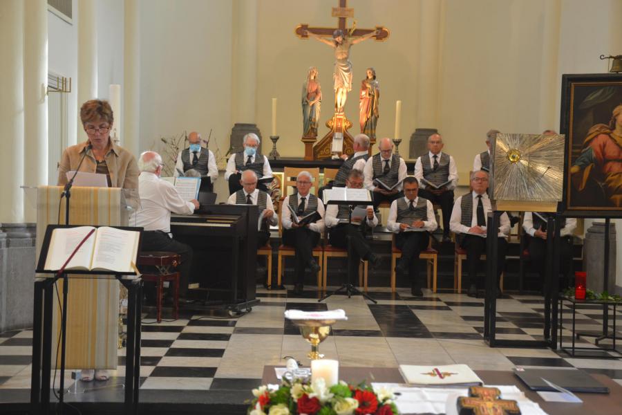 Het kon. St.-Ceciliakoor luisterde de feestviering op © Hans van Hove